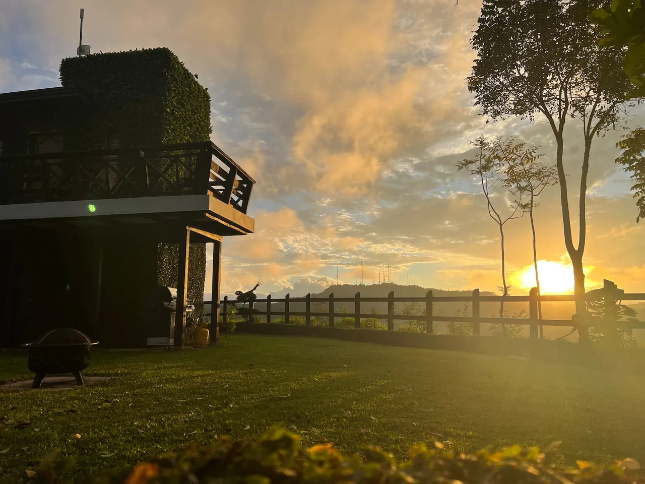 Fachada y jardín de Rincones del Mogote al atardecer