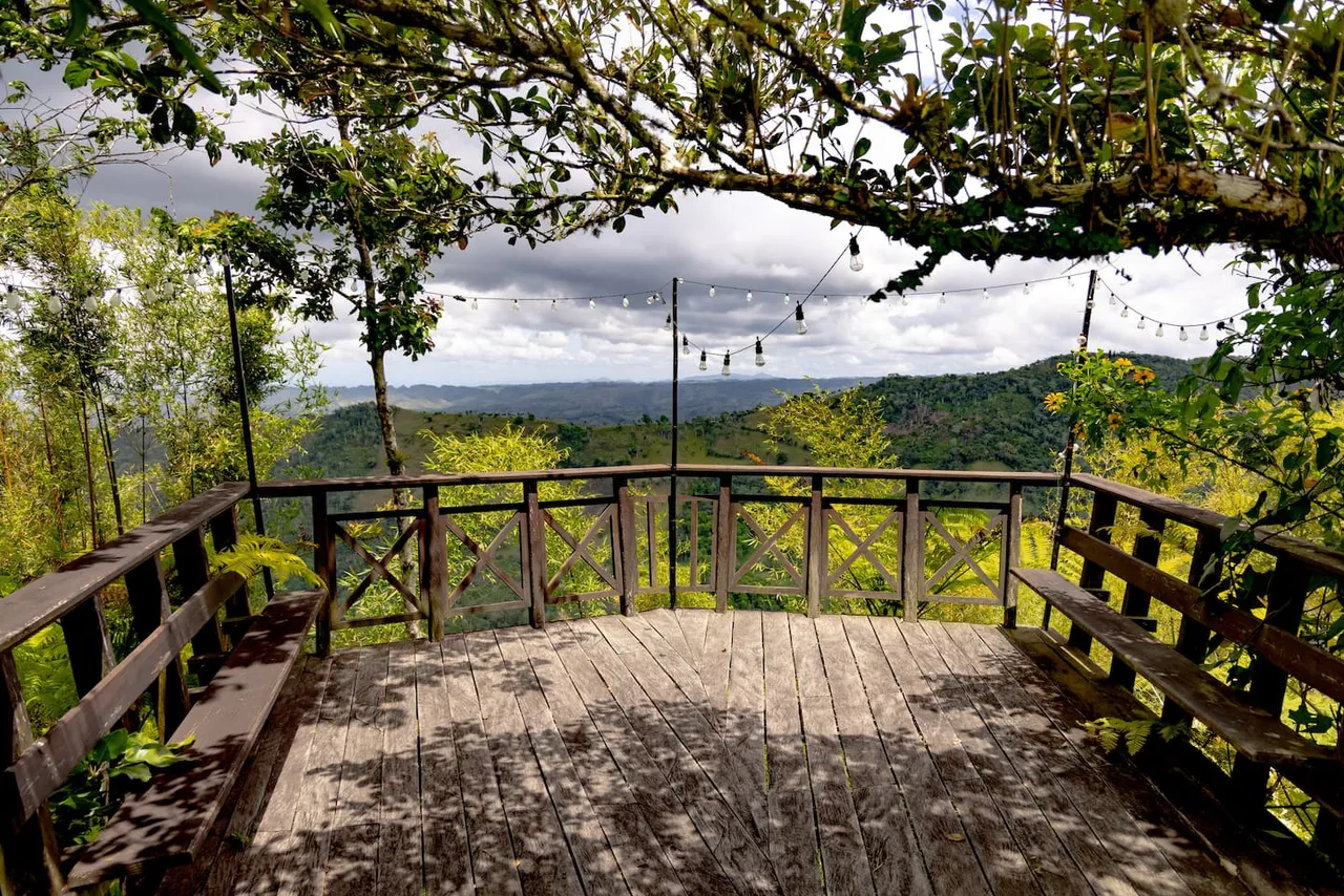 Terraza de madera con vistas a las montañas del Mogote